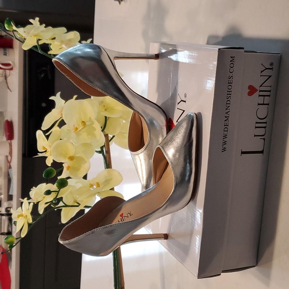 Gorgeous Silver pump! - Picture 3 of 17